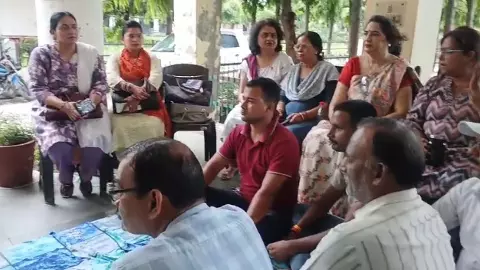 Sambhal News: एनकेबीएमजी डिग्री कॉलेज के स्थायी शिक्षक और कर्मचारी वेतन न मिलने पर धरने पर बैठे