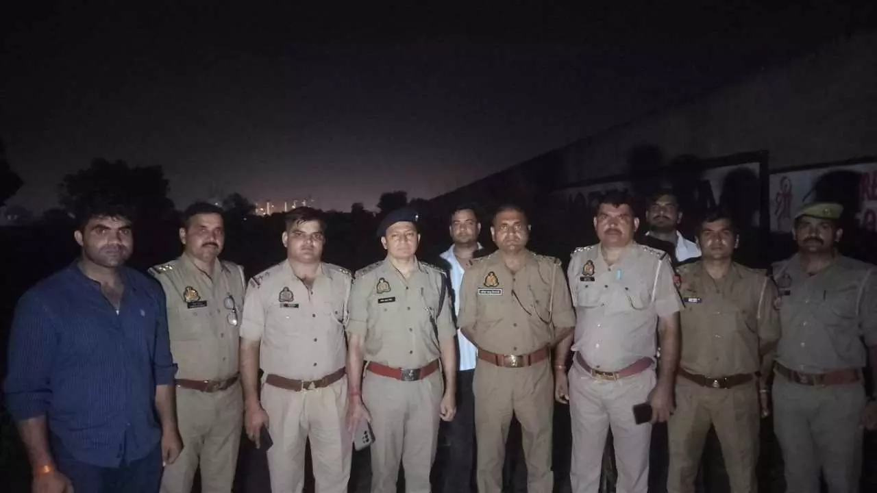 Mathura News: पुलिस मुठभेड़ में ₹15,000 का इनामी बदमाश घायल हालत में गिरफ्तार, अवैध तमंचा और बाइक बरामद