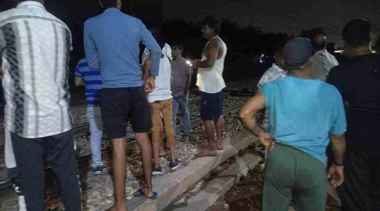Hapur News: रेलवे ट्रैक पार करते समय वृद्ध की शताब्दी ट्रेन से कटकर दर्दनाक मौत, परिजनों में मचा कोहराम