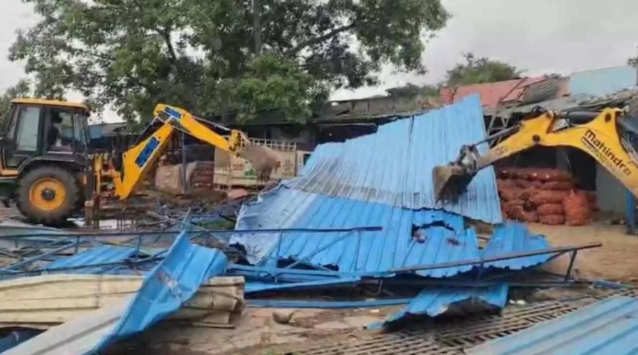 Moradabad News: अतिक्रमण कार्रवाई के बाद सदमे में आए कारोबारी ने दी जान, परिजनों से मिले डिप्टी सीएम