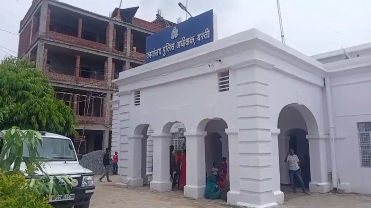 Basti News: बस्ती में पिता की हत्या के आरोपियों की गिरफ्तारी की मांग, एसपी से मिला पीड़ित परिवार