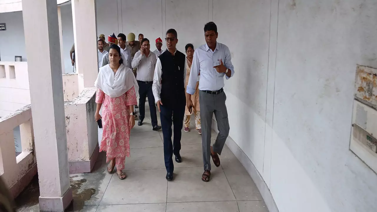 Kanpur Dehat: जिलाधिकारी ने कलेक्ट्रेट के विभिन्न कार्यालयों का किया निरीक्षण, स्वच्छता एवं पत्रावलियों के समुचित रखरखाव हेतु दिए निर्देश