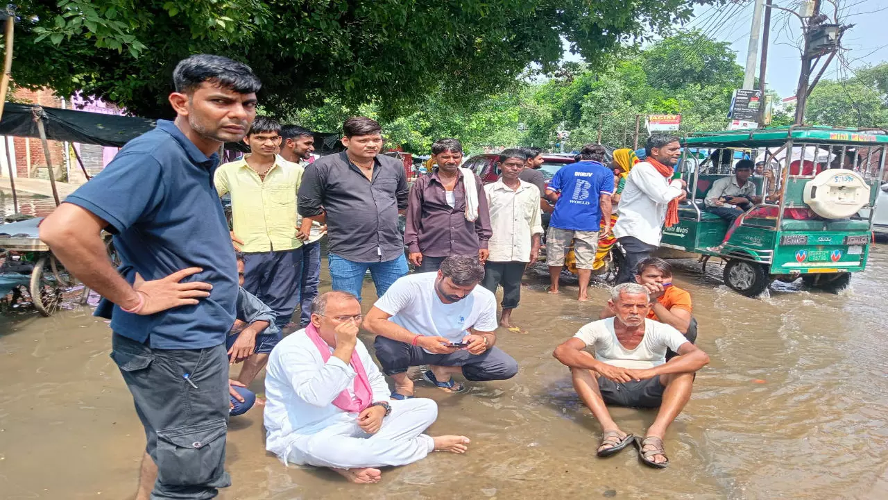 Firozabad News: शिकोहाबाद में जलभराव की समस्या पर सपा विधायक का धरना, पानी में बैठकर प्रशासन से समाधान की मांग