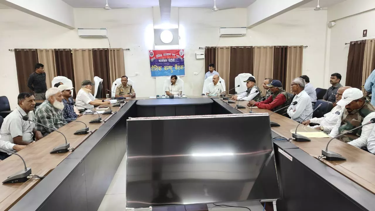 Chandauli News: चंदौली में पूर्व सैनिकों की समस्याओं पर DM गंभीर: त्वरित समाधान के निर्देश