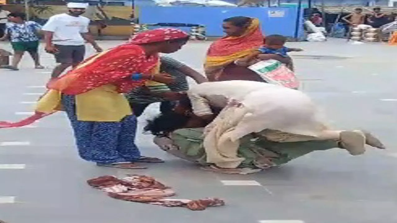 Hapur News: ब्रजघाट की पवित्रता को धक्का: महिला सफाई कर्मियों में मारपीट