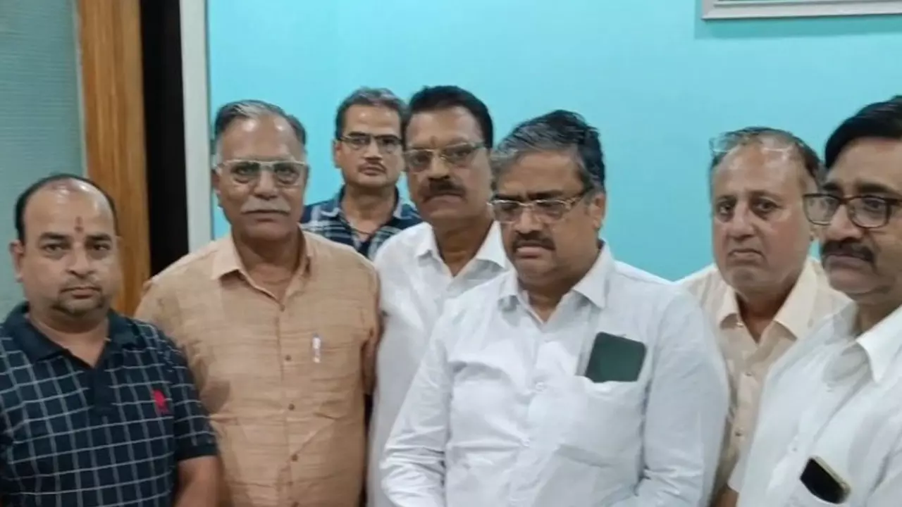 Mathura News: चांदी व्यापारी से लूट के बाद सोनी समाज में रोष, आपात बैठक में उठाई व्यापारियों की सुरक्षा की मांग