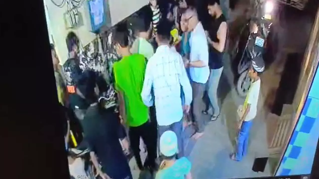 Bulandshahr News: युवक को जिंदा गटर में फेंका, वीडियो वायरल, रिपोर्ट दर्ज