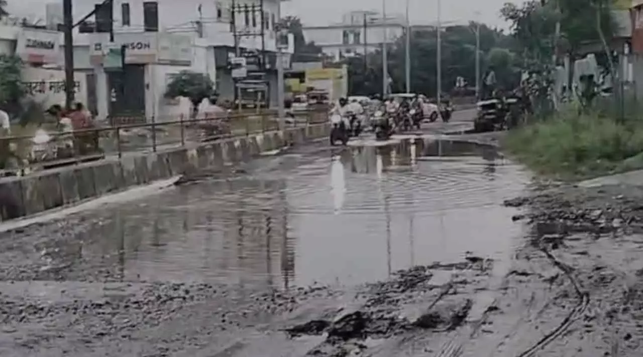 Muzaffarnagar News:  सड़कों में गड्ढे नहीं, सड़क ही नहीं — जनता बनी परेशानी का शिकार