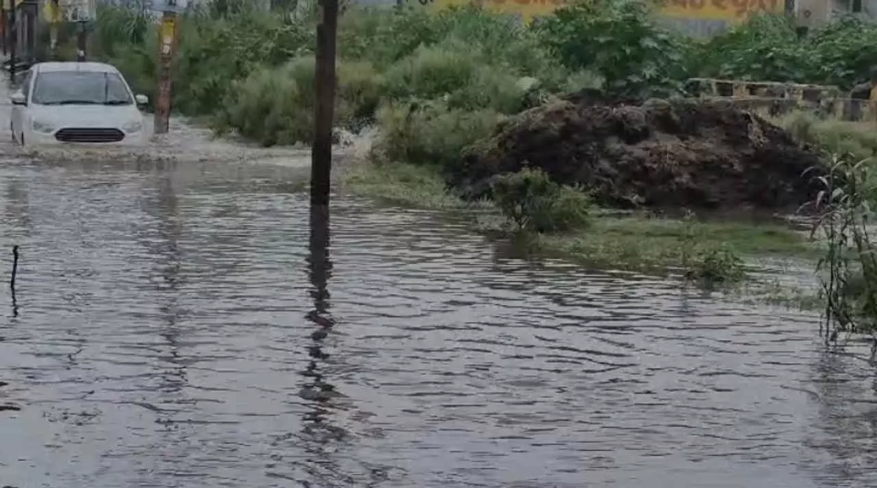 Baghpat News: बागपत में आफत बनी बारिश: सड़कों पर भरा पानी, जनजीवन पूरी तरह अस्त-व्यस्त