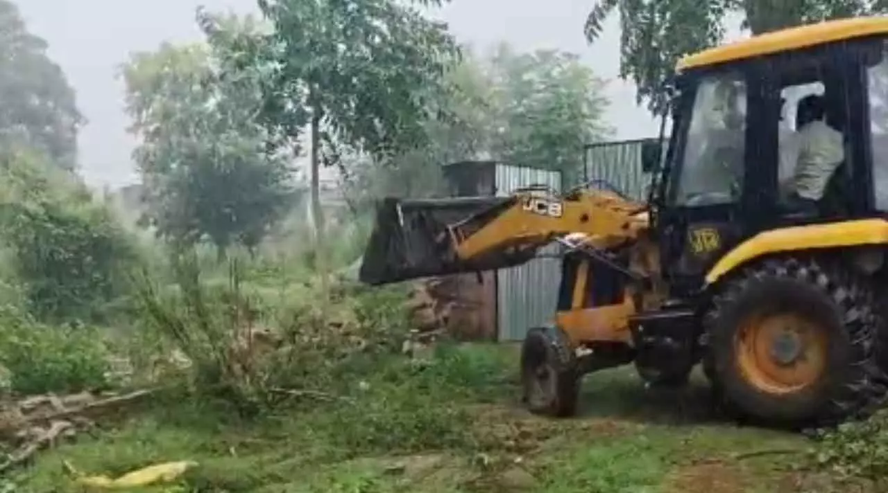 Raebareli News: रायबरेली में जिला प्रशासन की बड़ी कार्रवाई: दो भूमाफियाओं पर साढ़े 13 लाख से अधिक का जुर्माना