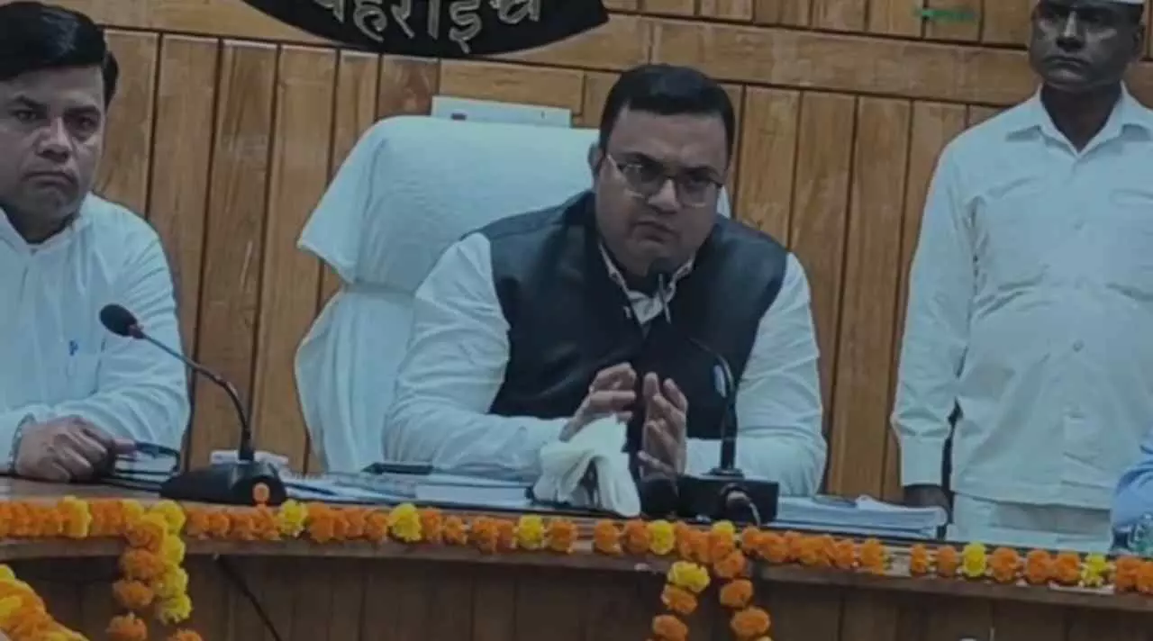Bahraich News: नवागत जिलाधिकारी ने संभाला पदभार, बोले— अधिकारी ईमानदारी और मेहनत से करें कार्य