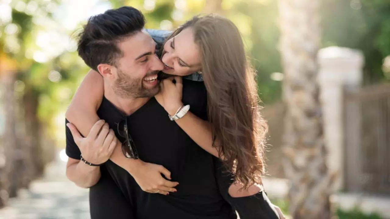 National Girlfriend Day 2025: इन 5 आसान तरीकों से बनाएं अपनी गर्लफ्रेंड का दिन खास, रिश्ता होगा और भी गहरा