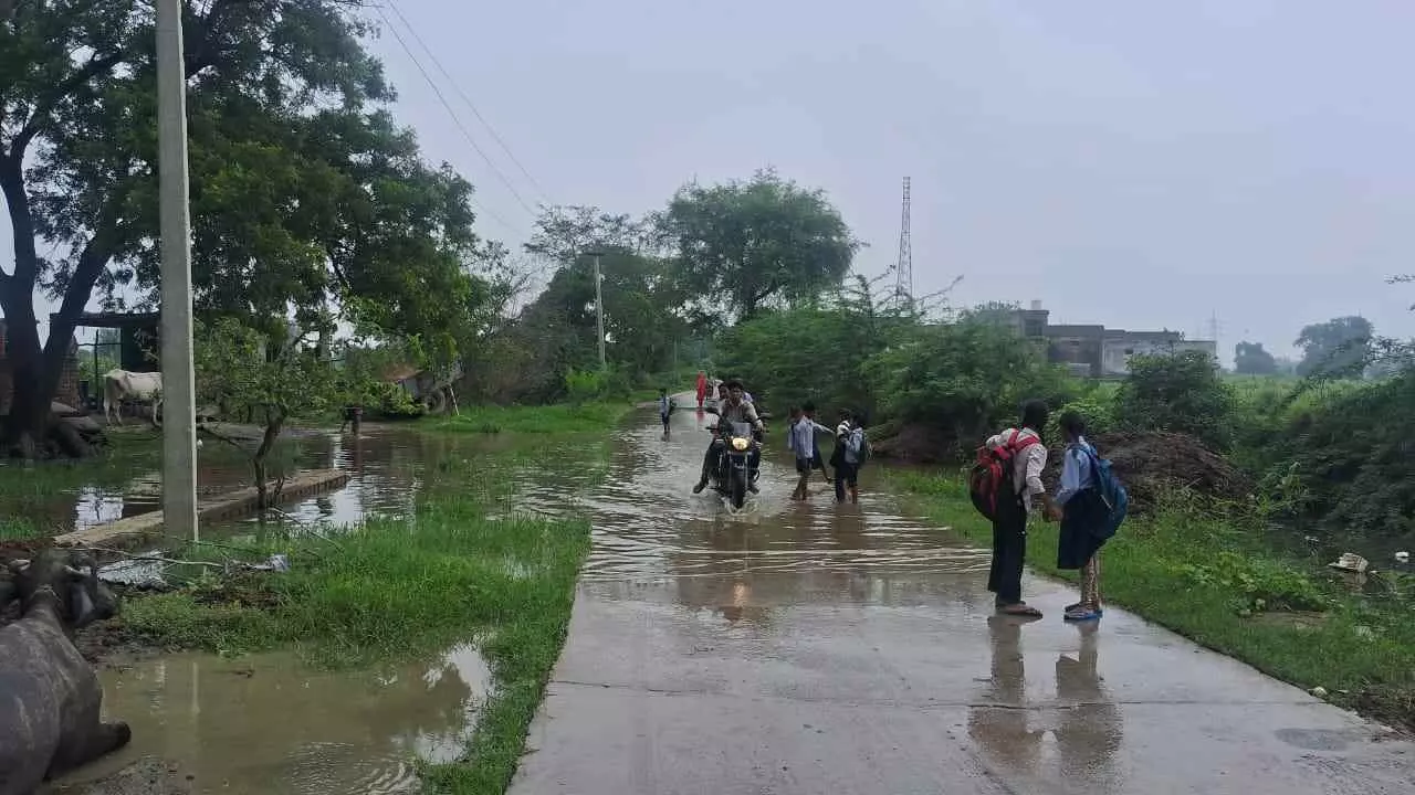 Mathura News: ग्राम कुरकन्दा के मुख्य मार्ग पर जलभराव, निकासी की व्यवस्था नहीं राहगीरों को हो रही भारी परेशानी