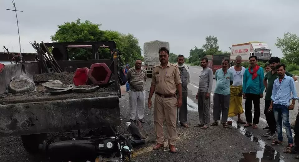 Jalaun News: हाईवे पर ट्रैक्टर-ट्रॉली से टकराई बाइक, युवक की दर्दनाक मौत Jalaun News: हाईवे पर ट्रैक्टर-ट्रॉली से टकराई बाइक, युवक की दर्दनाक मौत