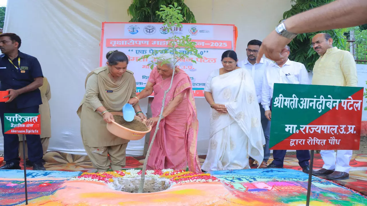 Etawah News: राज्यपाल आनंदीबेन पटेल ने किया पौधारोपण, कृषि शिक्षा और पर्यावरण संरक्षण को दिया बढ़ावा