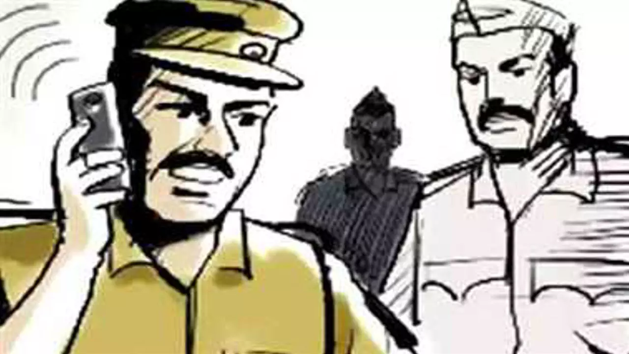 Hapur News:  झूठी चोरी की साजिश: कर्ज में डूबे पिता-पुत्र ने खुद को बचाने रची चाल, पुलिस जांच में खुला राज