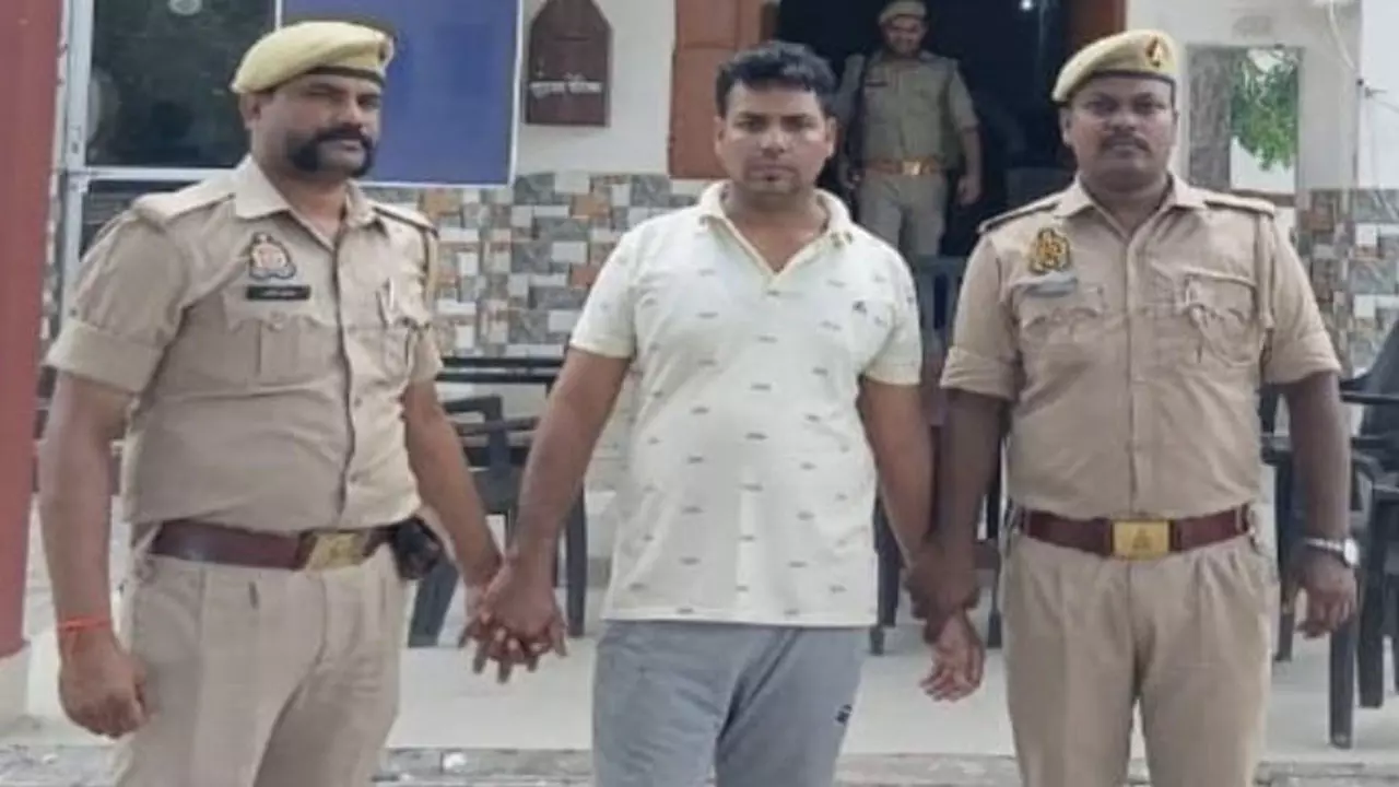 Azamgarh News: 25 हजार का इनामिया गैंगस्टर को पुलिस ने दबोचा, भेजा गया जेल
