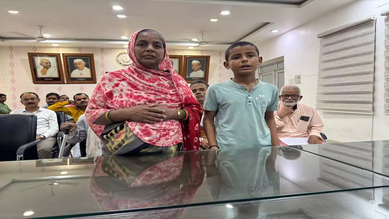 DM gives house, food and rent to mother and daughter stranded in Kanpur