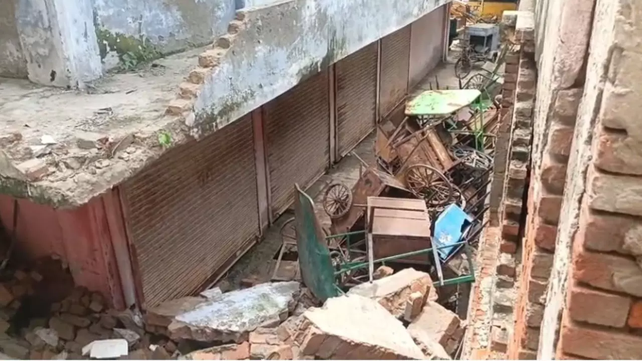 Mathura News: छाता नगर पंचायत की गिरी दीवार बनी खतरे की घंटी, जिम्मेदारों की चुप्पी से बढ़ा लोगों का आक्रोश