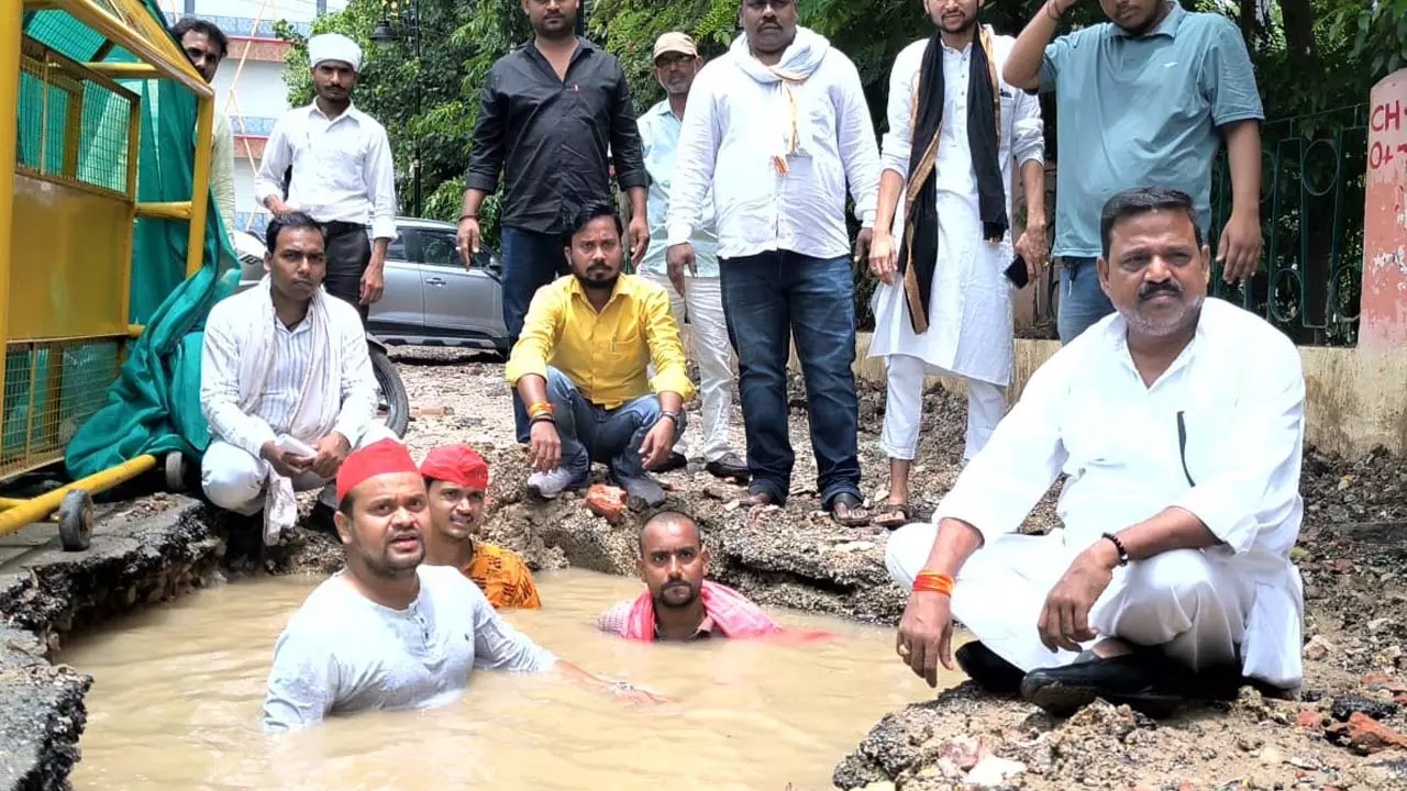 SP workers standing in the pit protested: I got pain in Sawan too