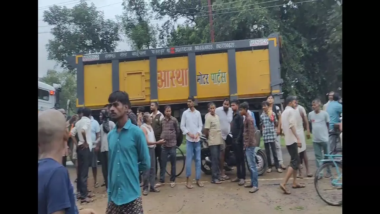 Fatehpur News: दुकान में घुसी लोडर गाड़ी, बुजुर्ग सहित दो की मौत, एक घायल