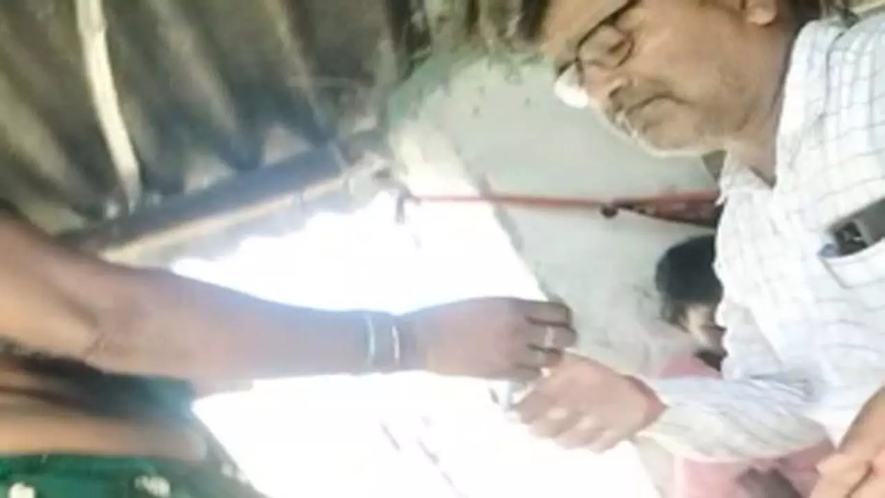 Azamgarh News: पीएम आवास योजना में भ्रष्टाचार का आरोप, प्रधान प्रतिनिधि और ग्राम पंचायत अधिकारी पर वसूली का आरोप