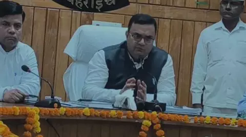 Bahraich News: नवागत जिलाधिकारी ने संभाला पदभार, बोले— अधिकारी ईमानदारी और मेहनत से करें कार्य
