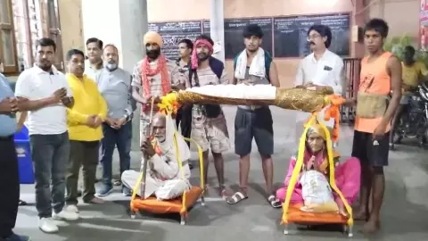 Shamli News: कलयुग के श्रवण कुमार ! मां-बाप को कंधे पर बैठाकर कांवड़ यात्रा पर निकले हिसार के दो बेटे Shamli News: कलयुग के श्रवण कुमार ! मां-बाप को कंधे पर बैठाकर कांवड़ यात्रा पर निकले हिसार के दो बेटे