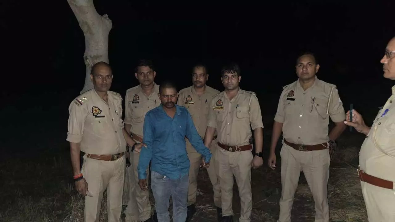 Kaushambi News: कौशांबी में मंदिर से चोरी हुई घंटी पुलिस मुठभेड़ के बाद बरामद, दो चोर गिरफ्तार