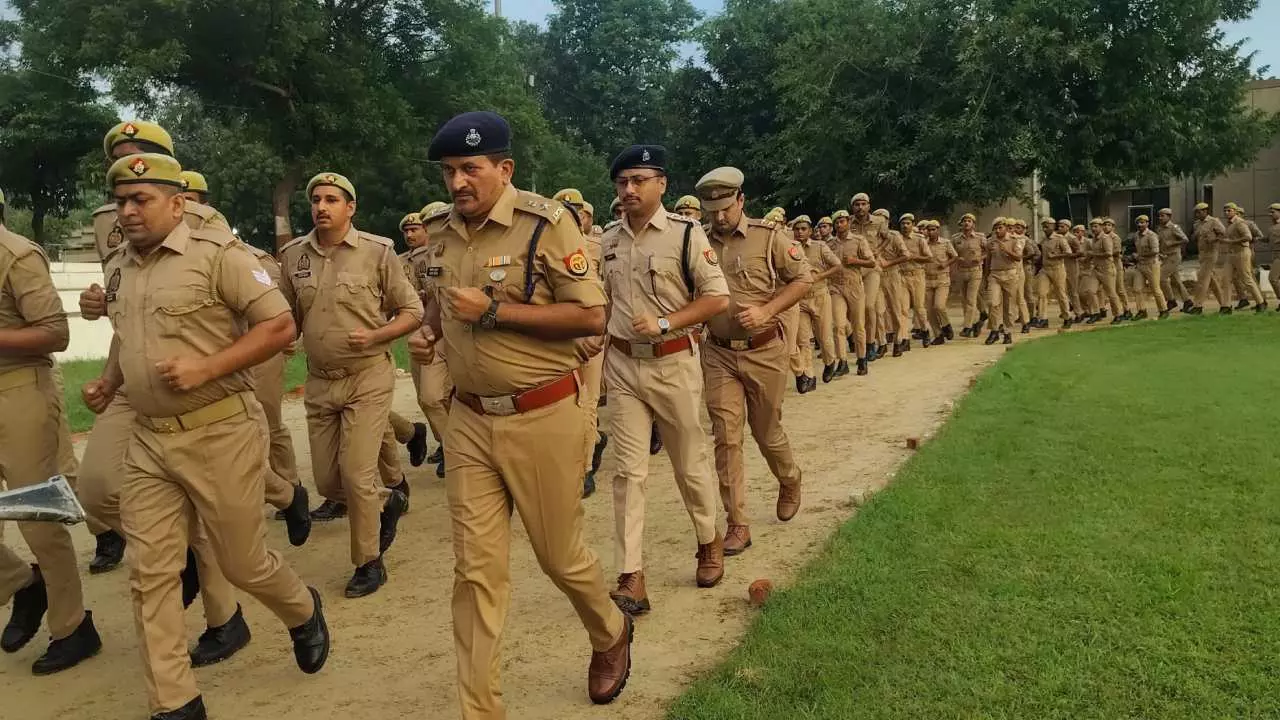 Kannauj News: कन्नौज की रिजर्व पुलिस लाईन में पुलिस परेड का हुआ आयोजन, निरीक्षण के दौरान ली गई सलामी