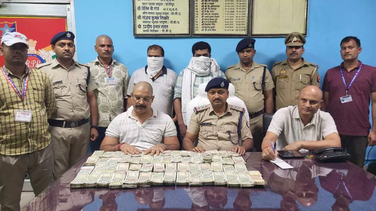Chandauli News: DDU जंक्शन पर 29 लाख से अधिक कैश बरामद, दो व्यक्ति गिरफ्तार,आयकर विभाग को सौंपा