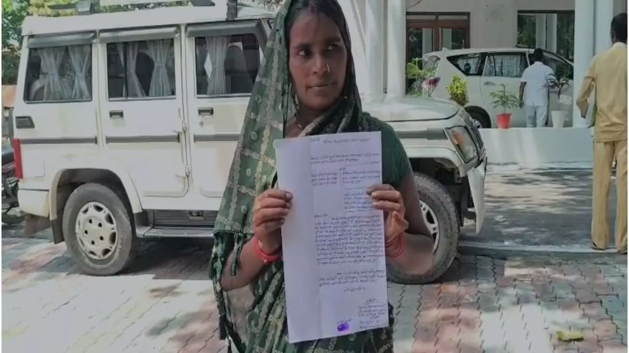 गरीब महिला की जमीन हड़पने को तैयार दबंग, नहीं हो रही कार्यवाही