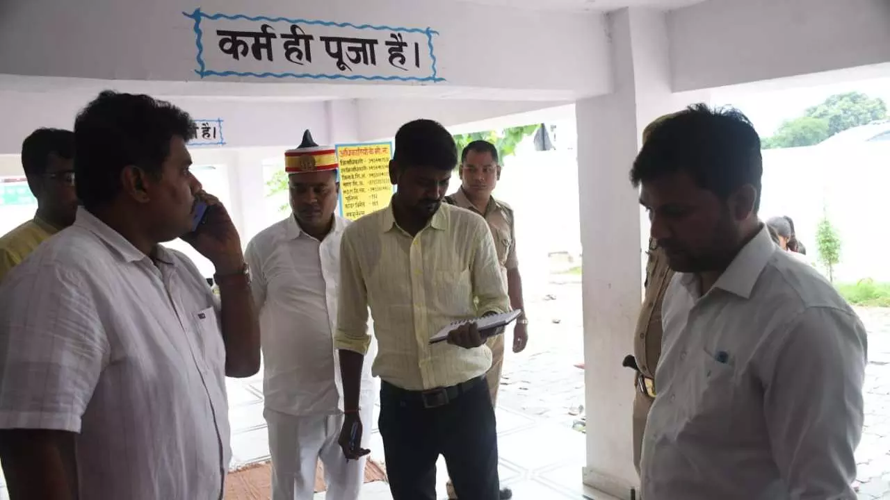 Siddharthnagar News: जिलाधिकारी ने किया प्राथमिक विद्यालय छतहरी का औचक निरीक्षण, पाई कई अनियमितताएं