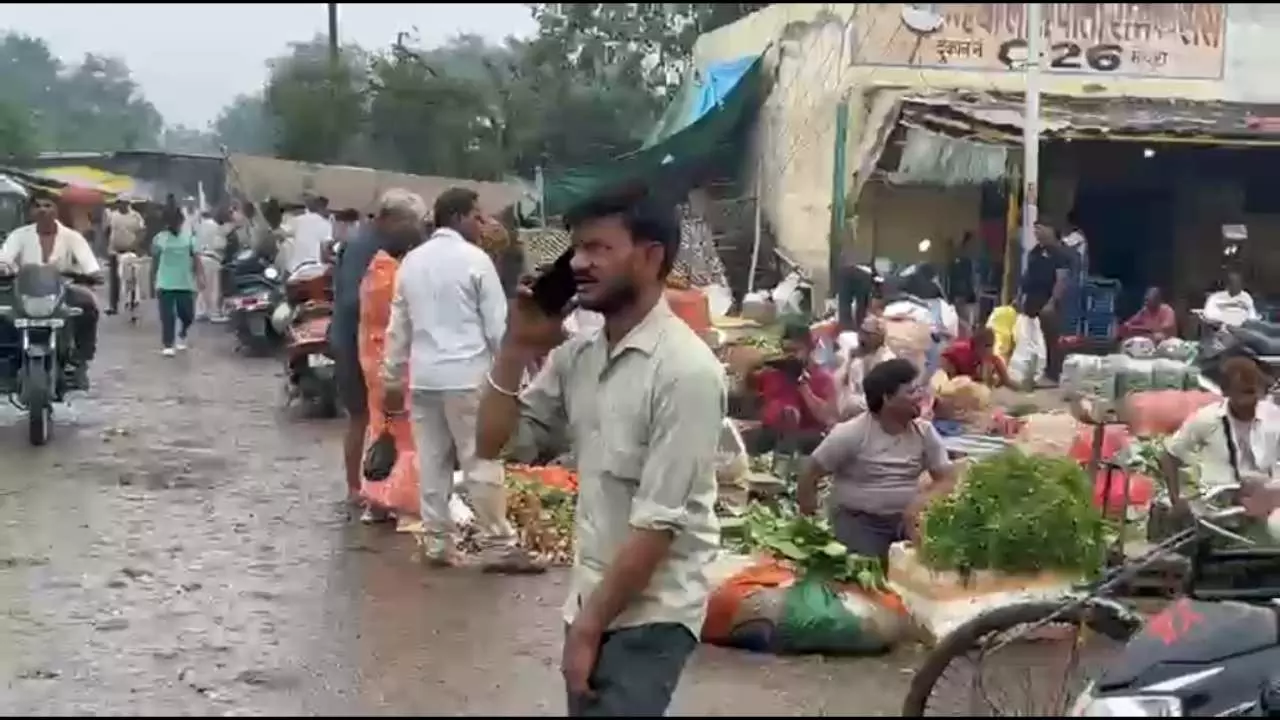 Mathura News: सब्ज़ी मंडी में तिरंगे का अपमान, व्यापारी गिरफ्तार