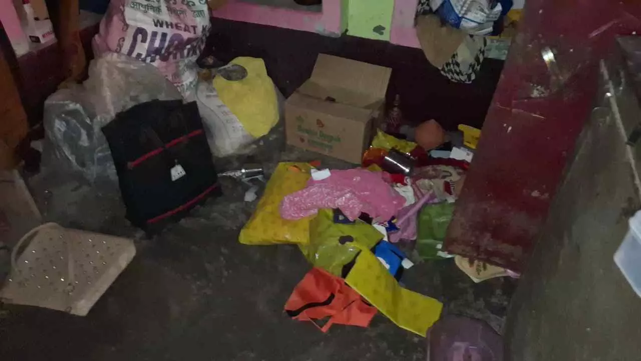Chandauli News: तीन घरों में लाखों की चोरी, पुलिस गश्त पर उठे सवाल
