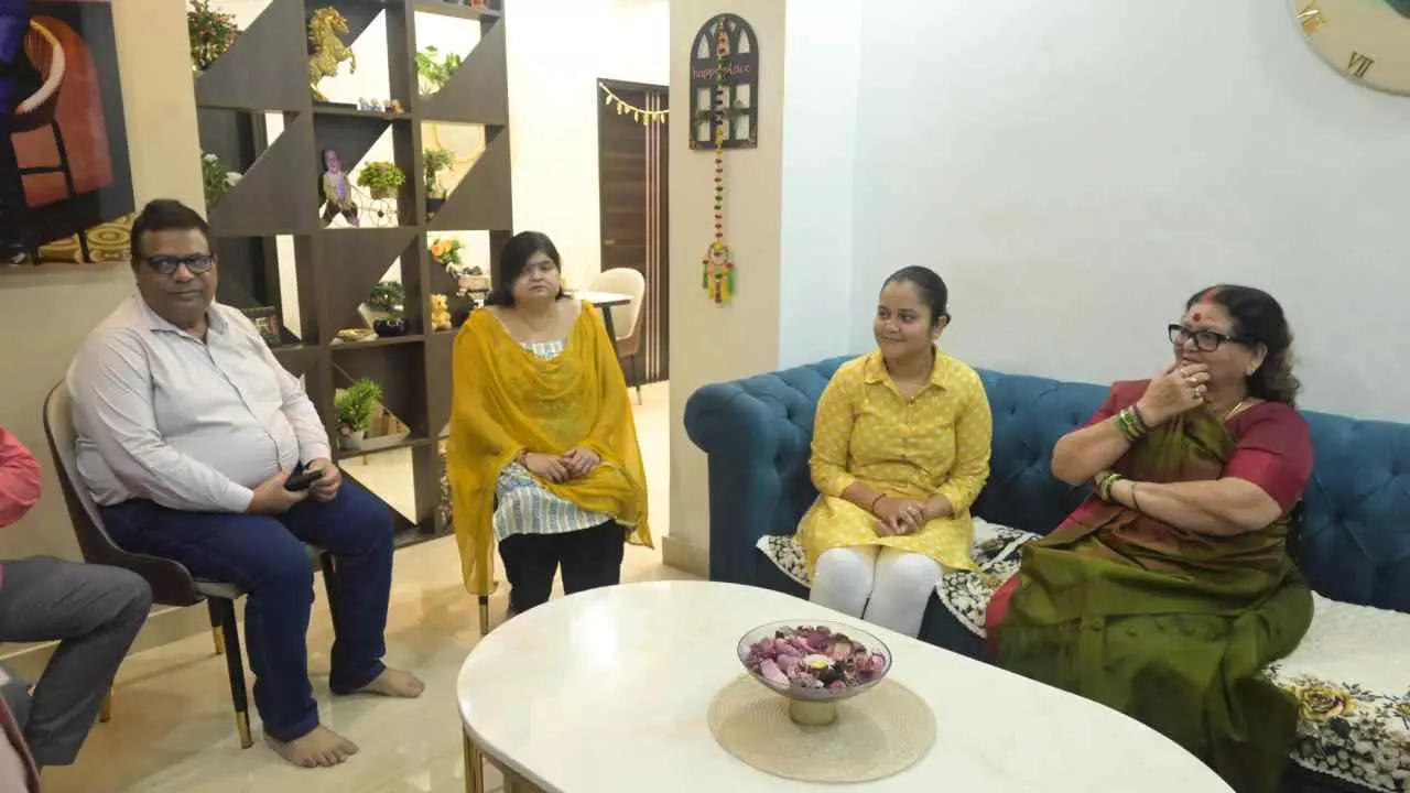Kanpur News: महापौर प्रमिला पांडेय ने शहीद शुभम द्विवेदी के घर जाकर की मुलाकात, पार्क के लिए स्थान का निरीक्षण किया
