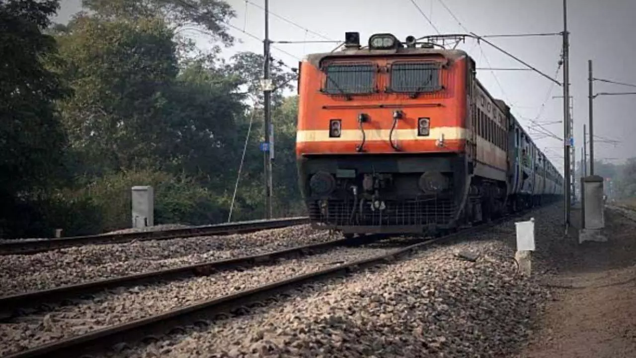 Varanasi-Bareilly Express engine failure, Lucknow-Moradabad railway line stalled for an hour, several trains late