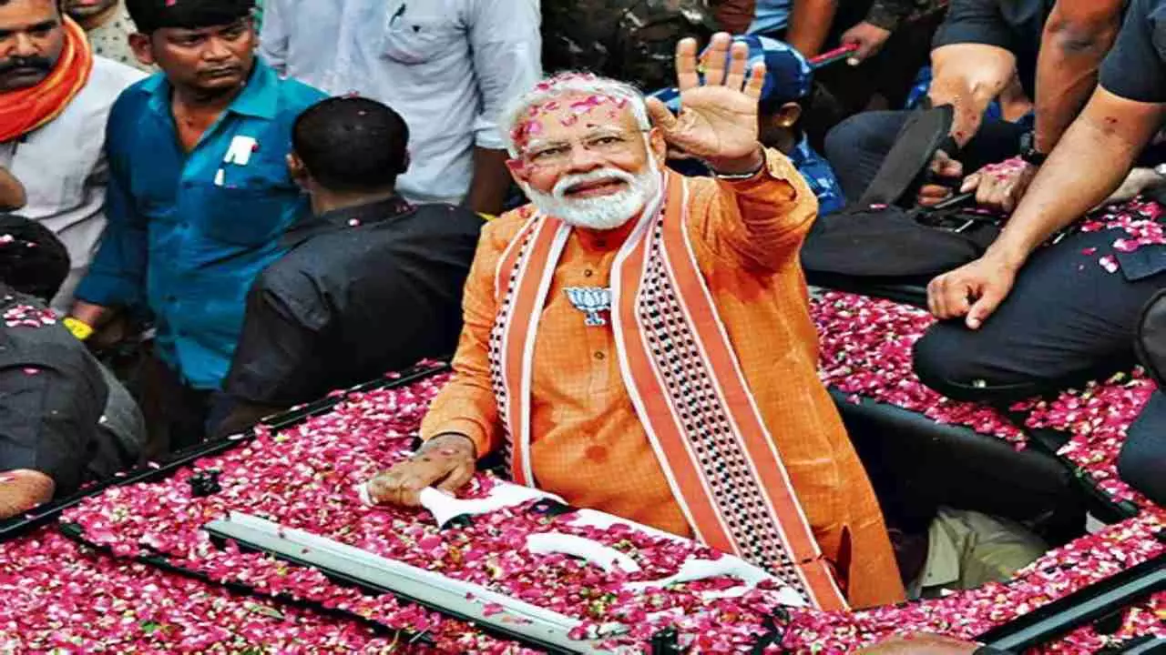 Varanasi News: काशी में राजनीति का नया ‘मंथन’! मोदी के दौरे से पहले कांग्रेस-सपा की दस्तक, जनता की आवाज़ बनने निकले विपक्षी दल