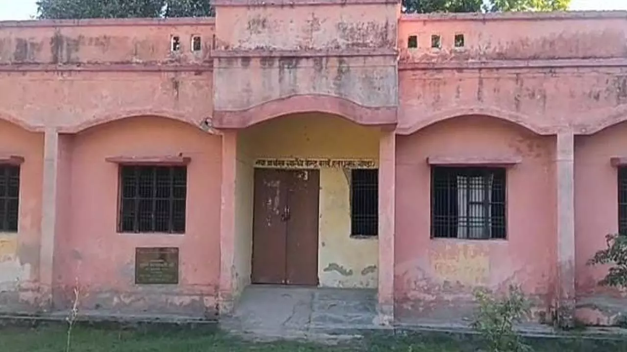 Barano PHC changed: Dr. Nadard, medicine room as toilet, Marij Behal
