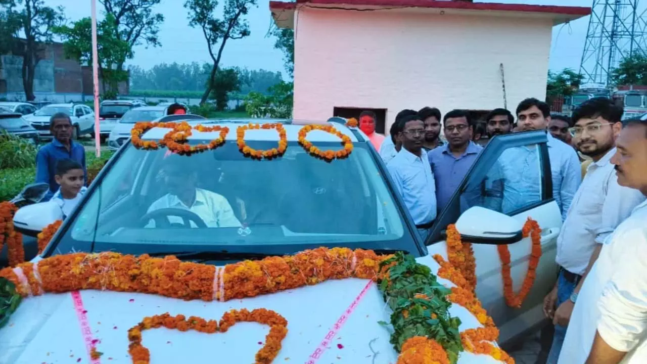 Tohfe like Creta and Scooty on retirement! Questions raised on farewell of Adio Panchayat in Magalganj Khiri