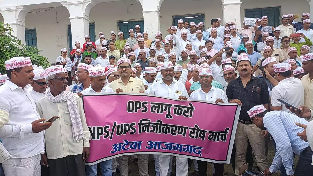 Ateva and various organizations march in Azamgarh against restoration of old pensions and school merger