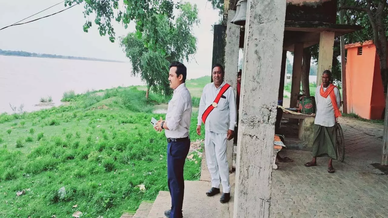 Ganga water level in Chandauli on warning point, water infiltration in several villages, administration on alert