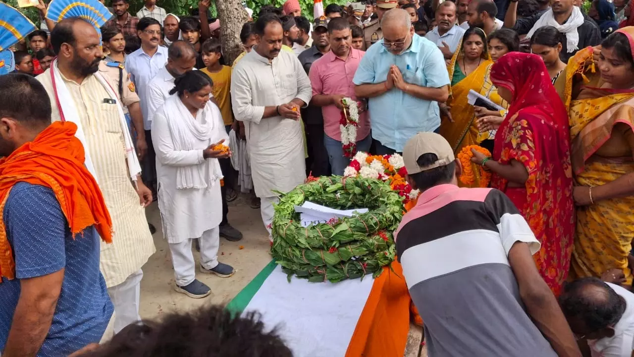 Azamgarh News: सीमा सुरक्षा बल के जवान का पार्थिव शरीर पहुंचते ही गांव में छाया मातम, नम हुई हर आंख