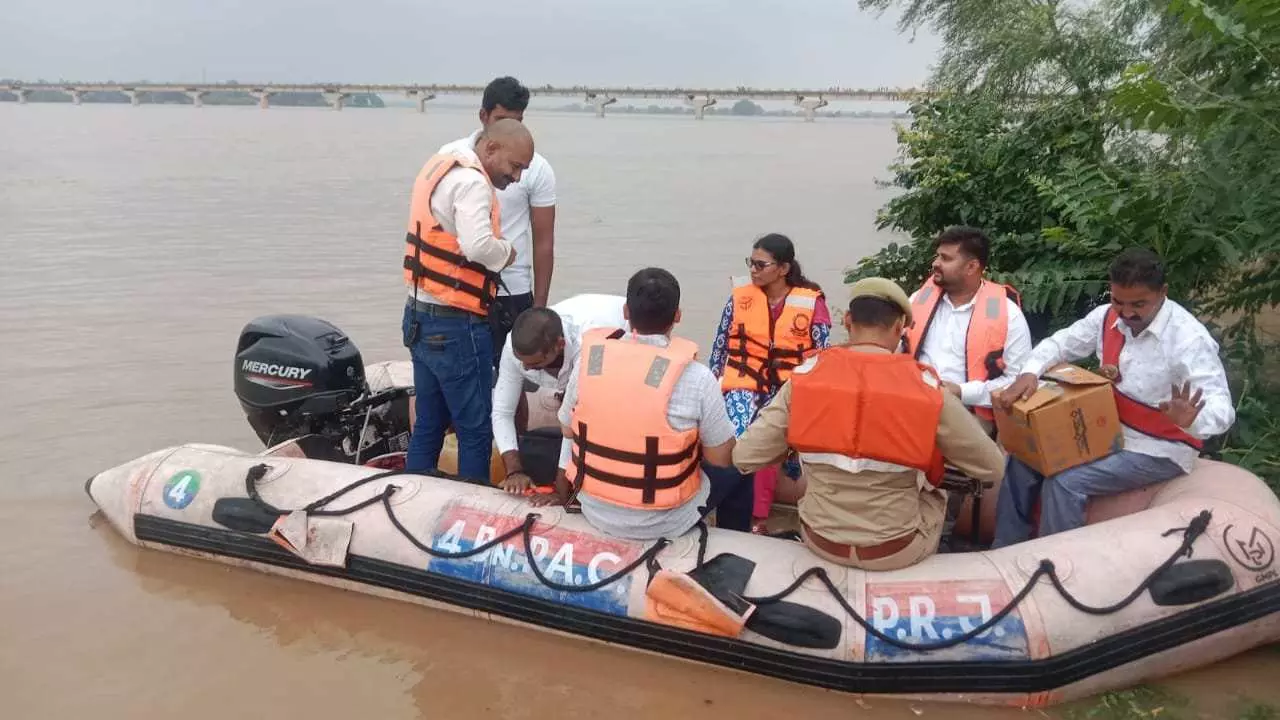 Banda News: यमुना खतरे के निशान से 3 मीटर ऊपर, बांदा-बहराइच हाइवे का आवागमन ठप, 24 से अधिक गांवों का संपर्क कटा