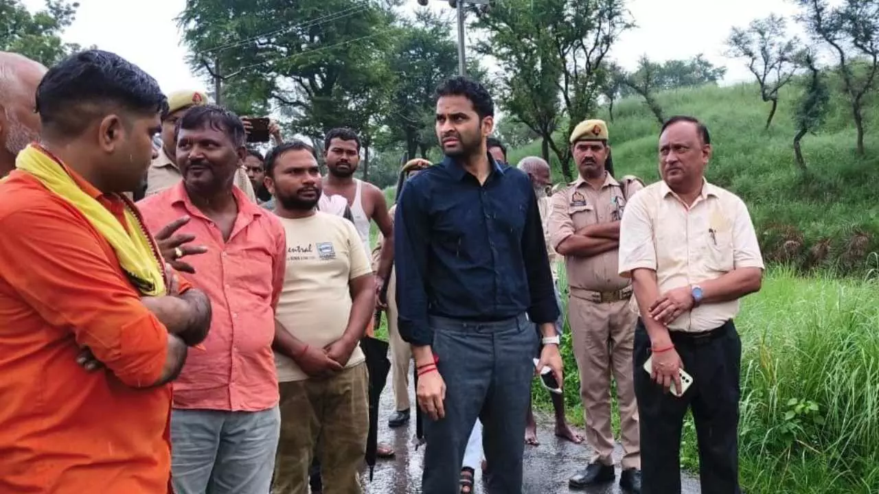 Kaushambi News: यमुना के तराई क्षेत्र के बाढ़ प्रभावित गांवों का डीएम ने किया दौरा, संबंधित अधिकारियों को दिए निर्देश