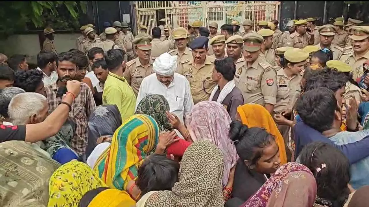 Etah News: युवक की हिरासत में पिटाई से मौत, परिजनों ने पुलिस पर हत्या का आरोप लगाया