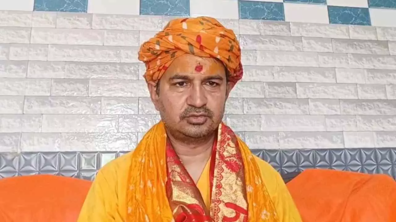 Mathura News: प्रेमानंद महाराज को धमकी देने वाले के खिलाफ हो कठोर कार्रवाई, संत समाज में उबाल