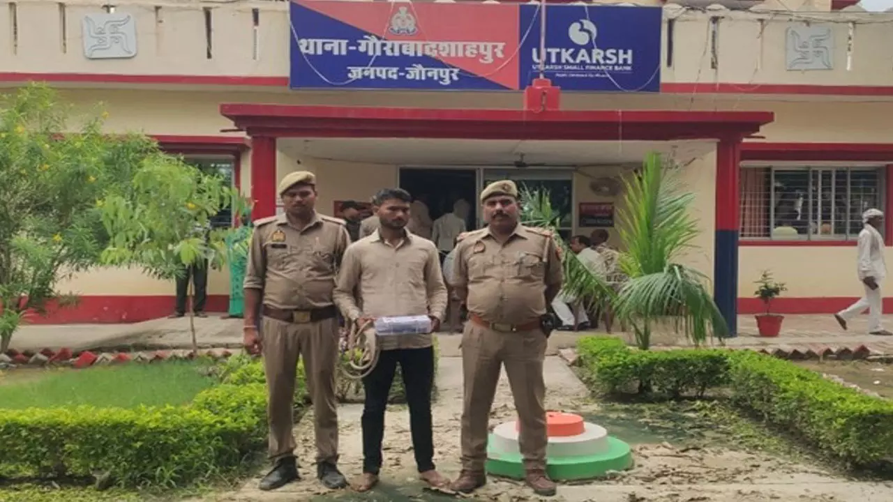 Jaunpur News: गौराबादशाहपुर पुलिस की बड़ी कामयाबी: शातिर अपराधी अजीत यादव अवैध तमंचे के साथ गिरफ्तार, 18 से अधिक संगीन मुकदमे दर्ज