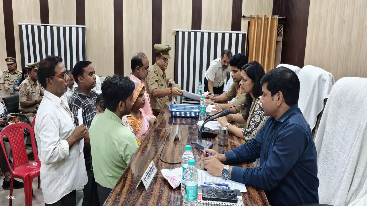 Raebareli News: रायबरेली संपूर्ण समाधान दिवस: डीएम-एसपी ने सुनीं 54 जन शिकायतें, 9 का हुआ तत्काल निस्तारण