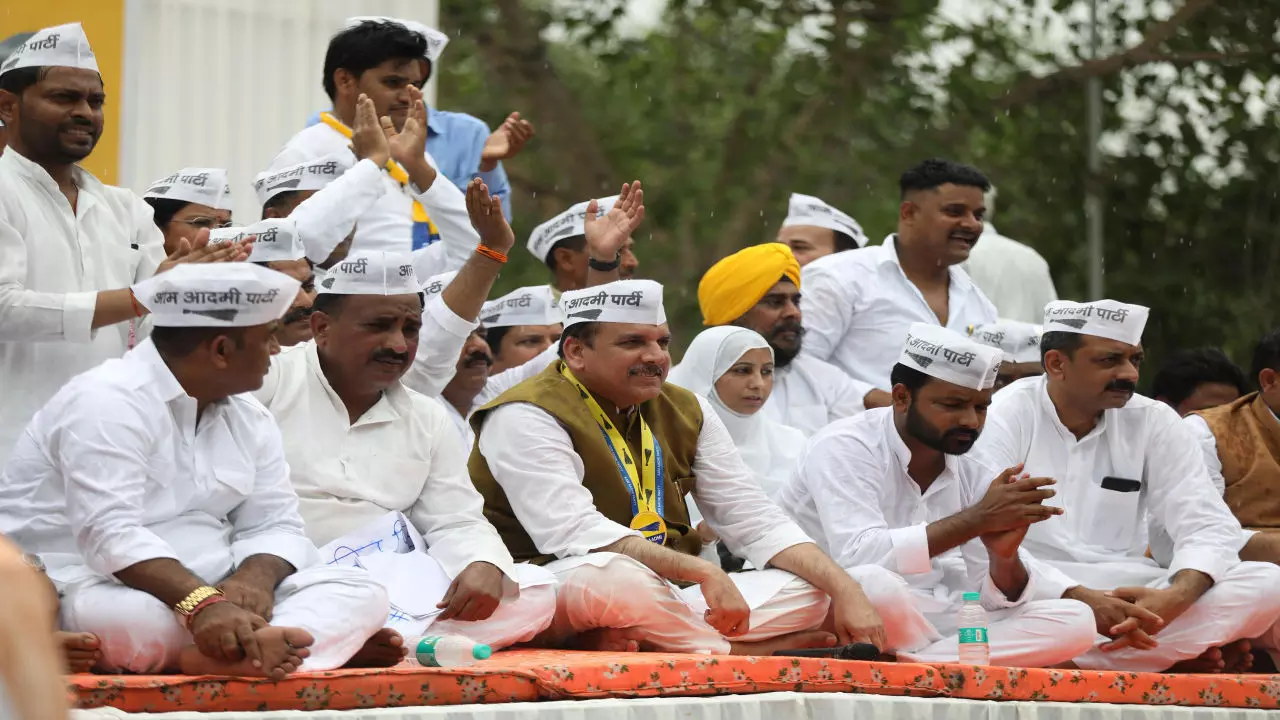 Lucknow News: स्कूल मर्जर पर आम आदमी पार्टी का वार: इको गार्डन में बारिश के बीच संजय सिंह ने उठाई आवाज